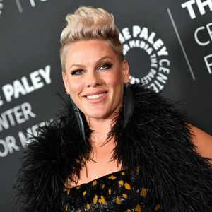 Pink beeindruckt mit ihren Muckis und Tattoos bei Sportevent