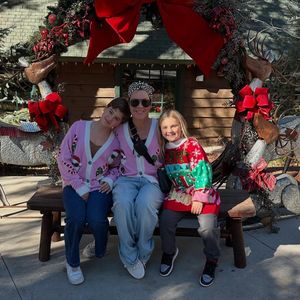 Pink und ihre Kinder besuchen weihnachtlichen Freizeitpark