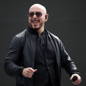 27 Grad: Pitbull trotzt Miami-Hitze in Lederjacke bei F1-Gig