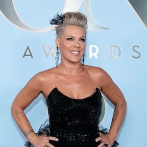 Pink und Familie strahlen gemeinsam auf dem roten Teppich