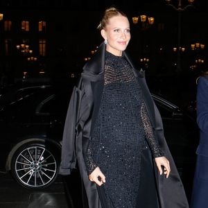 Poppy Delevingne präsentiert Babybauch bei Ferrari-Show