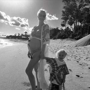 Poppy Delevingne zeigt stolz ihren Babybauch im Urlaub