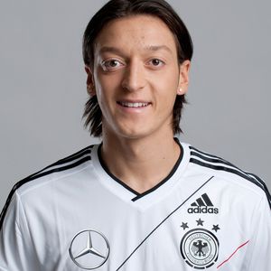 Mesut Özil übelst von Rassisten beschimpft!