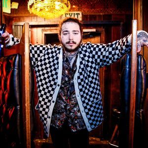 Rippenprellung: Post Malone stürzt bei Konzert in ein Loch
