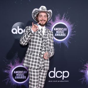 Post Malone lässt sich Initialen seiner Tochter tätowieren