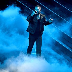 Post Malone stürzt während Konzert eine Showtreppe hinunter