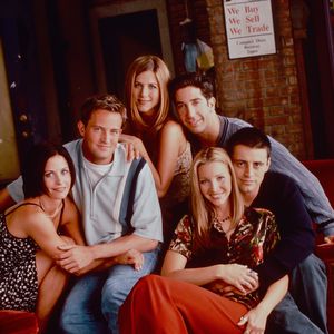 Nur kurz online: Matthew Perry teilt Foto vom "Friends"-Dreh