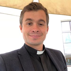 Wegen Comedy-Serie: Priester wird mit Nackt-Pics bombardiert
