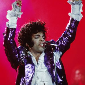 Prince' fünfter Todestag: Fans gedenken des Sängers an Urne