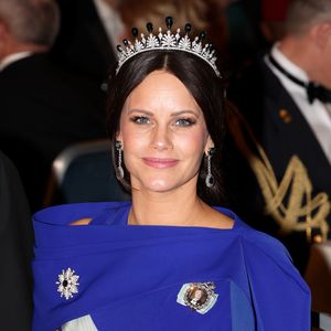 Schwangere Prinzessin Sofia zeigt Babybauch in blauem Kleid