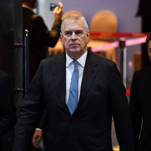 Befummelte Prinz Andrew Minderjährige mit Double-Puppe?