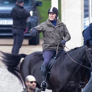 Trotz "Scoop"-Film: Prinz Andrew ist heiter bei Reitausflug!