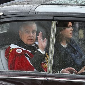 Charles' Krönung: Schwangere Eugenie mit Beatrice angekommen