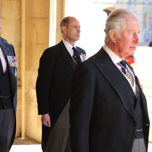 Trauerfeier vorbei: Charles und Co. verlassen die Kapelle