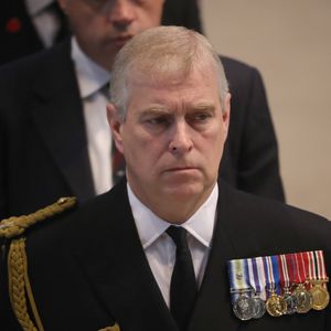 Besuchte Prinz Andrew mit einem Epstein-Opfer einen Club?