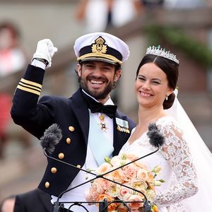 Prinz Carl Philip und Sofia teilen ungesehene Hochzeitsfotos