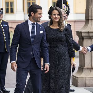 So süß achtet Prinz Carl Philip auf seine schwangere Ehefrau