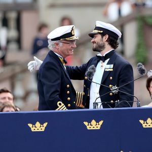 Süßes Kinderbild: Prinz Carl Philip gratuliert seinem Vater