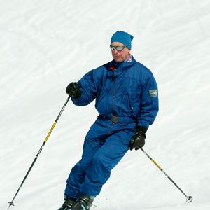 Skurrile Verkleidung: So fuhr König Charles inkognito Ski