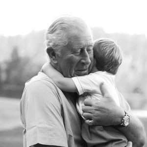 Mit neuem Foto: Prinz Charles gratuliert seinem Enkel Louis!