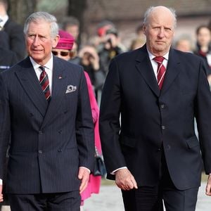 König Charles fehlt wohl bei Cousin König Haralds Beerdigung