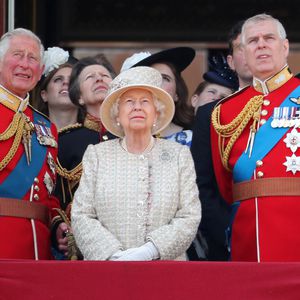 Wegen Diener: Die Queen plumpste unroyal auf ihren Po