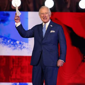 Wie niedlich! Prinz Charles nennt die Queen in Rede "Mami"