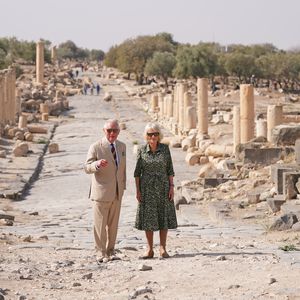 Wie Urlaubsfoto! Charles und Camilla besuchen Ruinenstadt