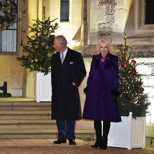 Das hängt bei Prince Charles und Camilla am Weihnachtsbaum!