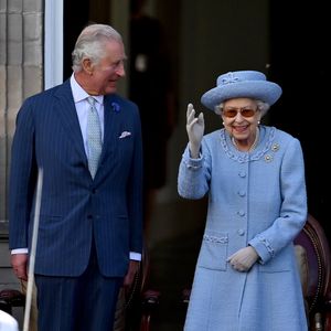 König Charles veröffentlicht Teeservice zu Ehren der Queen