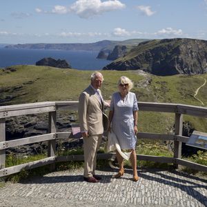 Mythischer Ausflug: Charles & Camilla sommerlich unterwegs