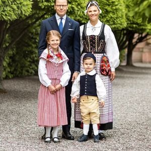 Süße Royal-Fotos: Estelle und Oscar in traditioneller Tracht