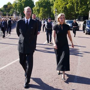 Edward und Sophie treffen auf Fans vor Buckingham Palace!