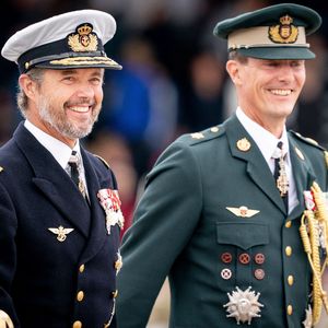 König Frederik strahlt mit Prinz Joachim bei Neujahrsgala