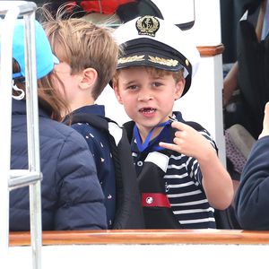 Kapitänsmütze & Zahnlücken: George verzückt Fans bei Regatta