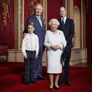 George ganz cool: Die Queen posiert mit den Thronfolgern!