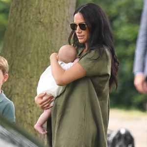 Mama-Kritik: Hält Herzogin Meghan hier Baby Archie falsch?