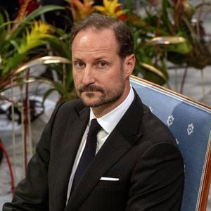 Totalkollaps: Frau erbricht sich auf König Haakons Festtafel