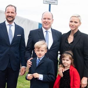 Fürst Albert und Charlène erstmals wieder mit Twins verreist