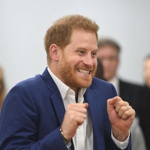 Trotz ernstem Anliegen: Prinz Harry strahlt bei Schulbesuch