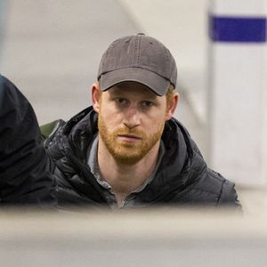 Betrübter Blick: Prinz Harry allein in Schottland angekommen