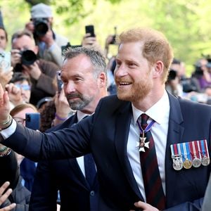 Kurz angebunden? Prinz Harry begrüßt jubelnde Fans in London