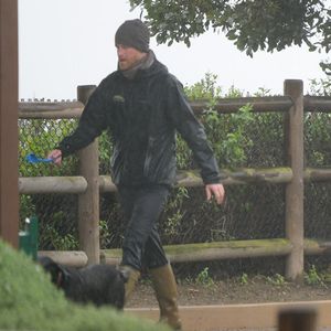 Nach Memoiren-Leaks: Hier geht Prinz Harry mit Hund Gassi