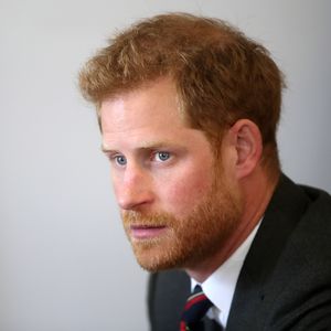 Vermisst er Meghan? Prinz Harry fummelt an Ehering herum!