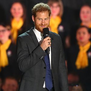 Stolzer Bald-Papa: Harry schwärmt in Rede von seinem Baby!