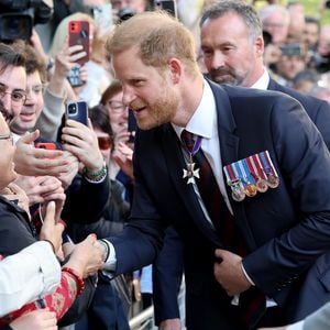 Ganz locker: Prinz Harry scherzt mit einem Fan in London!