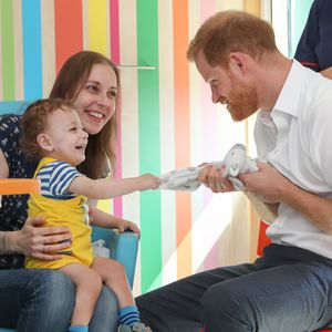 So verspielt und locker! Prinz Harry besucht Kinderklinik