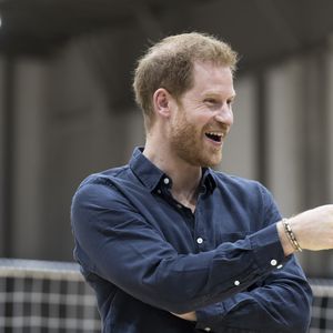 Japan-Teenie auf Flirt-Kurs: Prinz Harry zeigt Ehering vor!
