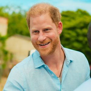 Prinz Harry genießt sportliche Strandrunden mit Labrador