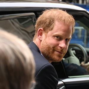 Prinz Harry erscheint gut gelaunt am zweiten Prozesstag!